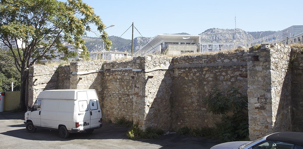 Porte d'Italie. Vestiges dégagés des contreforts intérieurs du revêtement de la demi-lune de la porte d'Italie.