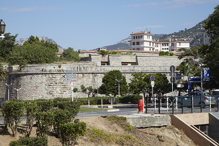 Bastion Saint-Bernard. Revêtement de la face droite du bastion 7 surmontée par l'ancien mur d'appui du cavalier disparu.