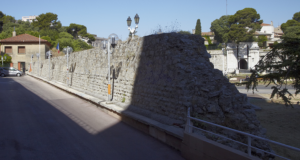 Porte d'Italie. Restes de la face droite du revêtement de la demi-lune de la porte d'Italie.