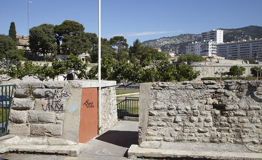 Porte d'Italie. Angle d'épaule la face droite du revêtement de la demi-lune de la porte d'Italie