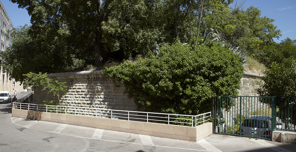 Bastion des Minimes. Revêtement de la face gauche du bastion 6 et mur de soutènement XXe siècle imitant ce revêtement.