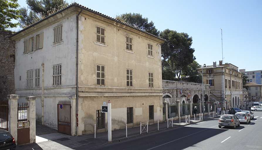 Porte d'Italie. Pavillon de gauche des casemates encadrant le pavillon côté ville de la porte d'Italie.