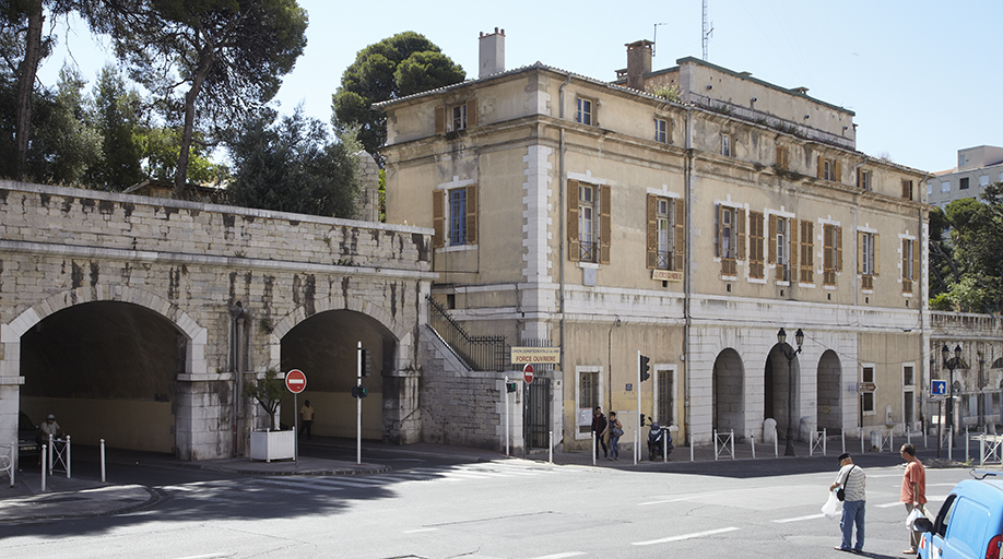 Porte d'Italie. Pavillon côté ville de la porte d'Italie, flanqué des deux casemates de gauche devenues passage routier.