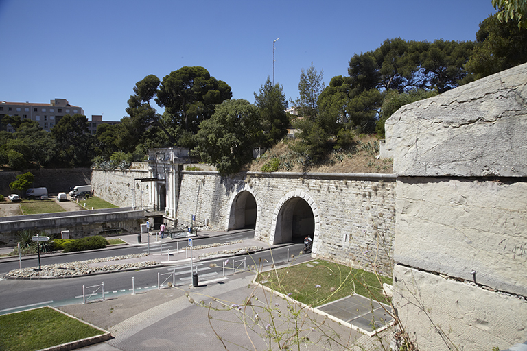 Porte d'Italie. Courtine 6-7 et porte d'Italie, vues de l'orillon du bastion 7.