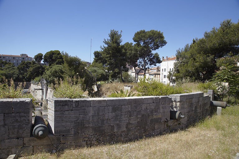 Bastion Saint-Bernard. Embrasures du flanc rentran curviligne du côté droit du bastion 7.