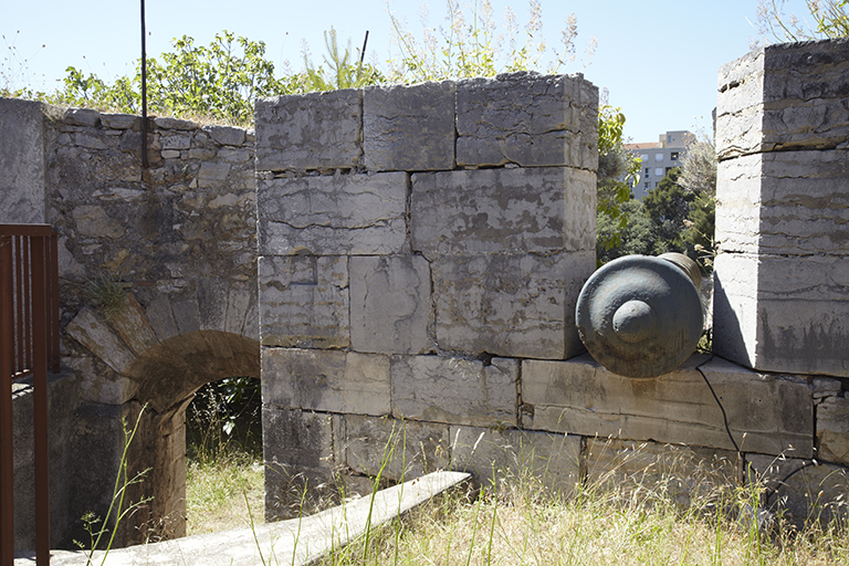 Bastion Saint-Bernard. Détail d'une embrasure du flanc curviligne du côté droit du bastion 7 et porte vers la plate-forme de l'orillon .