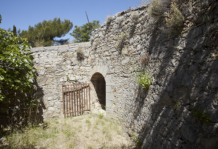 Bastion Saint-Bernard. Mur de terrassement entre la plate-forme de l'orillon côté droit du bastion 7 et le chemin de ronde .