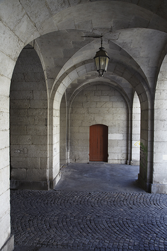 Porte d'Italie. Intérieur du porche à 3 travées voûtées d'arêtes, sous le pavillon côté ville de la porte d'Italie.