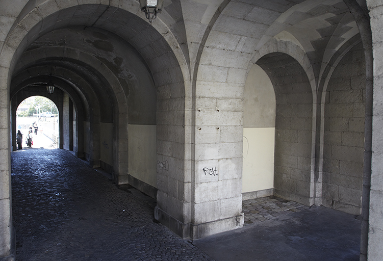 Porte d'Italie. Passage d'entrée voûté de la porte d'Italie, débouchant dans le porche sous le pavillon côté ville.