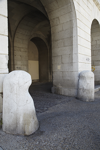 Porte d'Italie. Chasse-roue au débouché côté ville de l'arcade centrale du porche de la porte d'Italie .