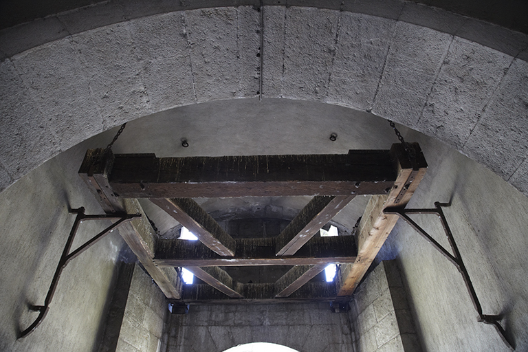 Porte d'Italie. Voûte de la  première travée du passage d'entrée de la porte d'Italie, et contrepoids du pont-levis à flèches.