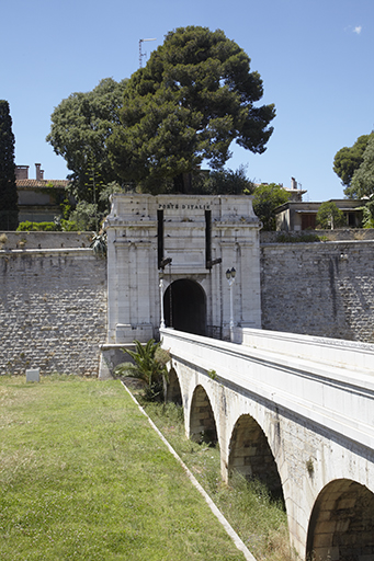 Porte d'Italie. Façade d'entrée à pont-levis de la porte d'Italie et son pont d'accès dormant.