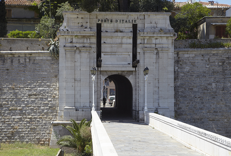 Porte d'Italie. Façade d'entrée à pont-levis de la porte d'Italie, vue du pont d'accès.