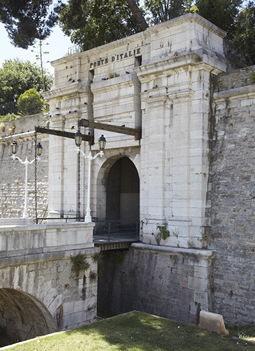 Porte d'Italie. Façade d'entrée à pont-levis de la porte d'Italie, vue latérale.