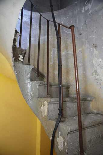 Porte d'Italie. Petit escalier montant de l'étage supérieur au toit-terrasse du pavillon côté ville de la porte d'Italie.