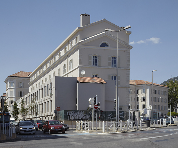 Bâtiment C (anc. Boulangerie), vu du sud-est, et bâtiment A-B (administration) en arrière plan.