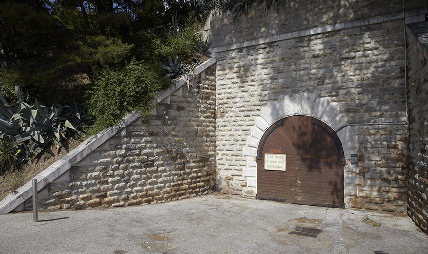 Extension nord. Arcade d'entrée, côté rue du rempart, de la casemate et de la poterne de la courtine K-L