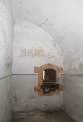 Extension Malbousquet. Cellule aménagée dans la moitié droite d'une casemate de la face droite du bastion 5, avec décor mural.