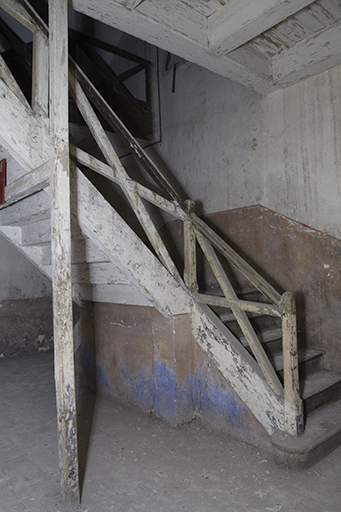 Escalier d'accès aux entresols du casernement casematé de Malbousquet, départ au rez-de-chaussée.