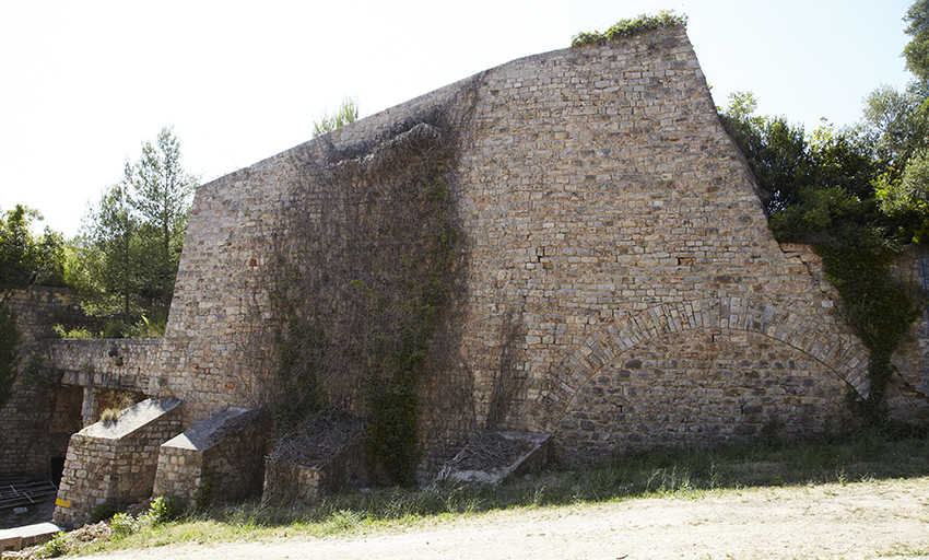 Mur de profil de la tenaille de la courtine 4-7 du fort, donnant sur le fossé entre fort et front 6-7 de l'enceinte.