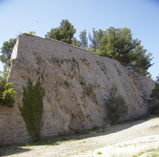 Mur de profil de la courtine 4-7 du fort, donnant sur le fossé entre fort et front 6-7 de l'enceinte.