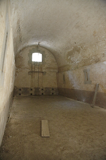 Intérieur de la salle du magasin à poudres, vers le fond.