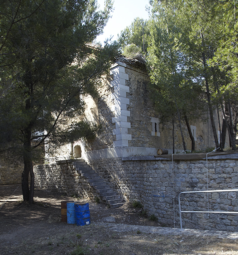 Magasin à poudres de la lunette (6) du fort, mur-pignon d'entrée et mur gouttereau sud, sur terrasse.