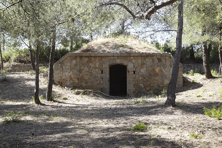 Dessus de la lunette réduit  (6) du fort : traverse abri ou magasin à munitions.