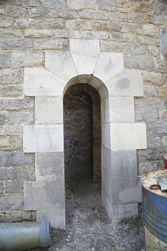 Détail d'une porte dans le revêtement du couloir d'isolement du magasin à poudres de la lunette réduit (6)