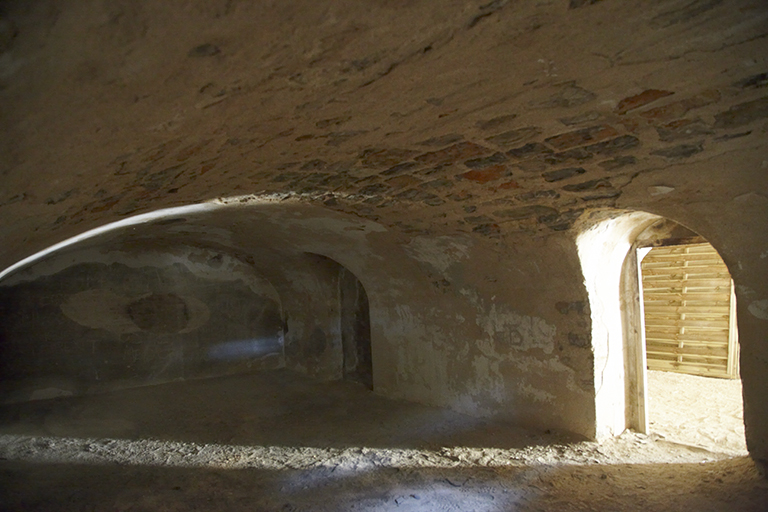 Casemates logées dans la ""corne"" droite du front de gorge de l'ancienne lunette (6), réduit du fort.