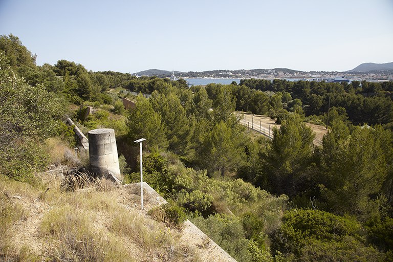 Coupure interne dans le rempart 4-7 du fort, couronnement et dame du mur de fermeture crénelé.