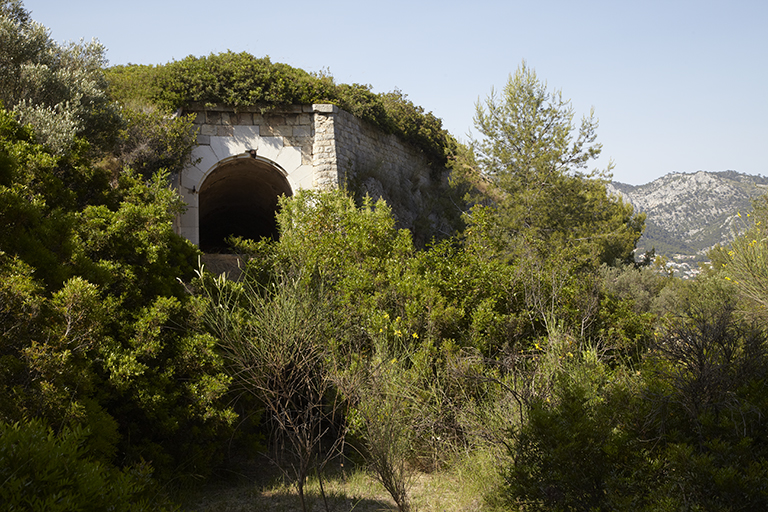 Poterne passant de l'angle 2 du front de tête au demi-bastion 1; arcade d'entrée vers le chemin de ronde.