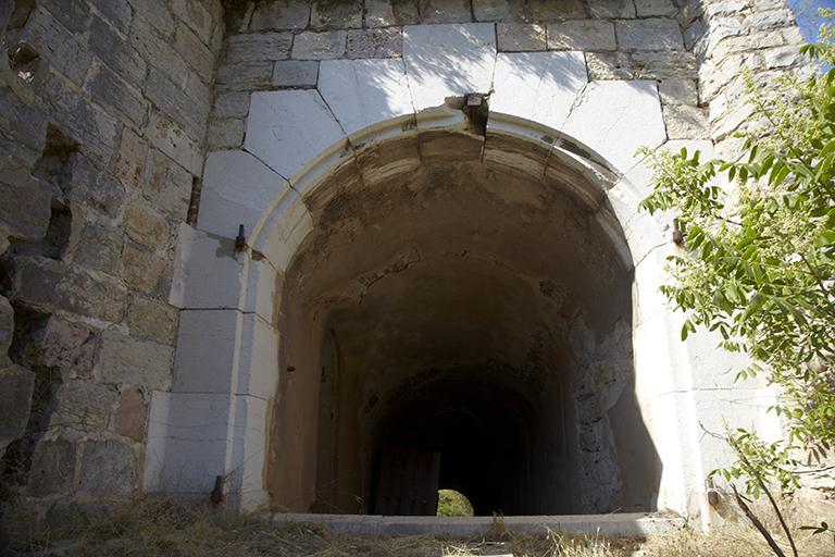Détail de l'arcade d'entrée de la poterne passant de l'angle 2 du front de tête au demi-bastion 1.