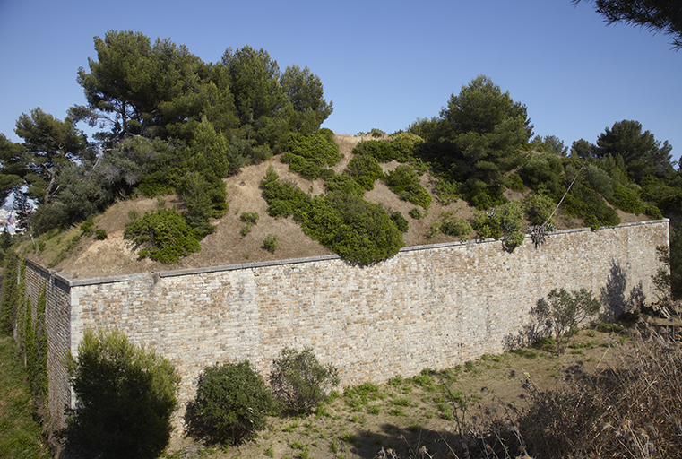 Extension Malbousquet. Demi bastion 6, demi face droite et face gauche, et dessus en terre, restes d'un cavalier.