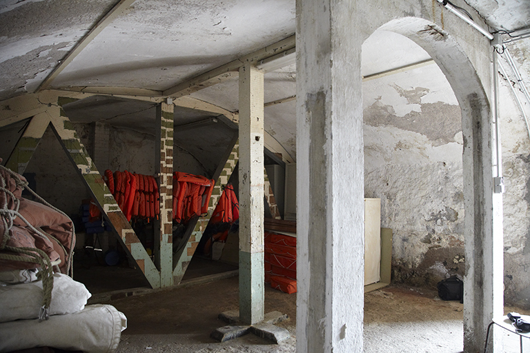 Angle Robert. Plate-forme d'artillerie, première casemate de la moitié est.