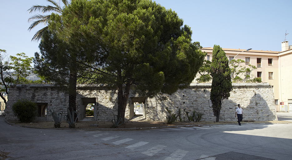 Bastion de la darse. Reste du revêtement, parement extérieur rustique, cordon.