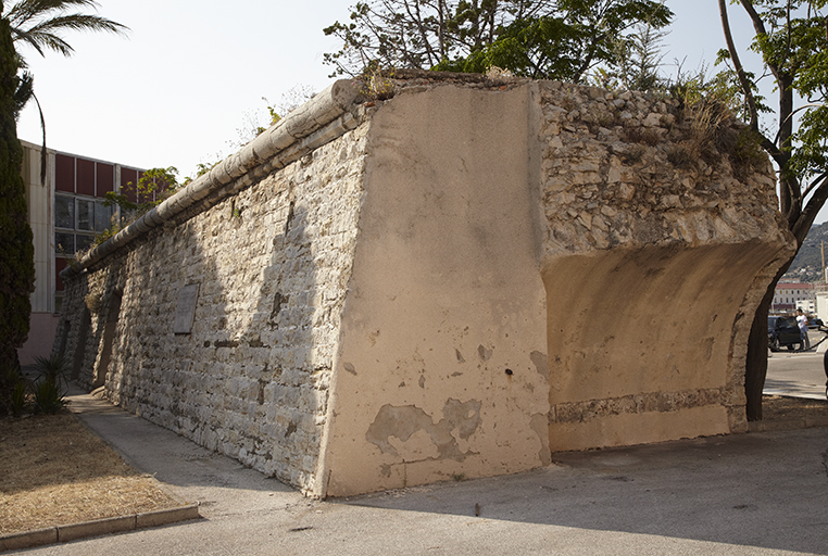 Bastion de la darse. Reste du revêtement, parement extérieur rustique, cordon et arrachement d'une niche-arcade.