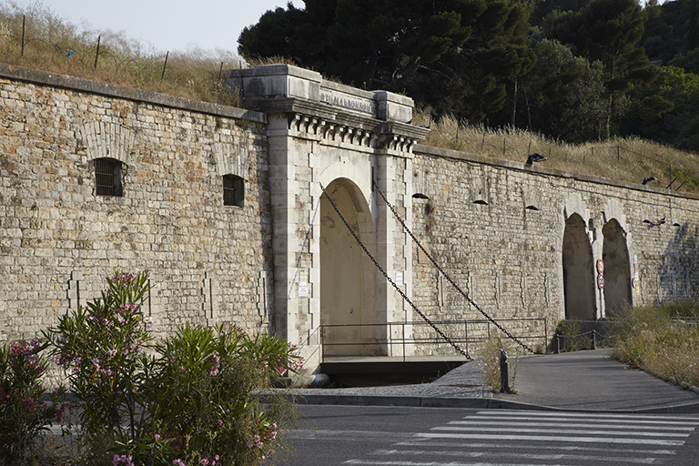 Porte Malbousquet, façade extérieure dans la courtine 4-5 à galerie d'escarpe.