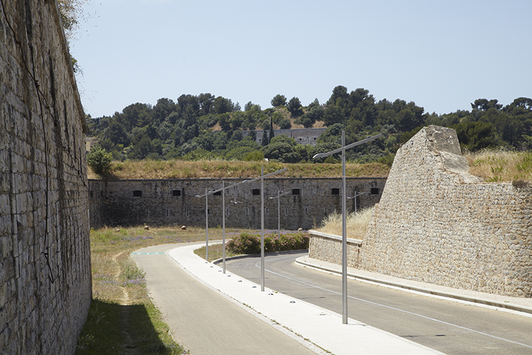 A l'arrière plan du front nord et du flanc droit du bastion 4, en hauteur, façade du casernement Malbousquet.