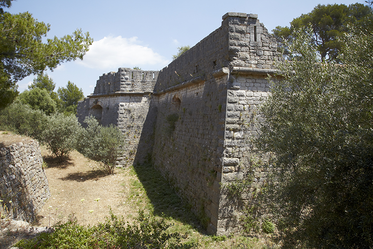 Front de tête nord-ouest : bastion central, ailes et angle ouest du fort, vus de l'ouest.
