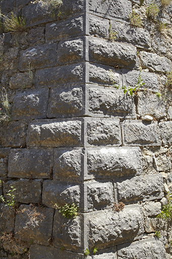 Détail de chaîne d'angle à bossages rustique, sur l'angle d'épaule gauche du bastion du front de tête.