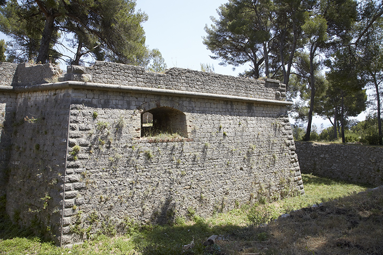 Flanc et face du demi bastion sud, avec embrasure de face, cordon et parapet garde-corps .