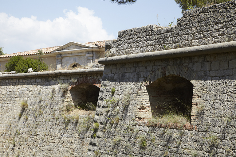 Détail de la bouche extérieures des embrasures du front d'entrée et de la face droite du demi bastion sud.