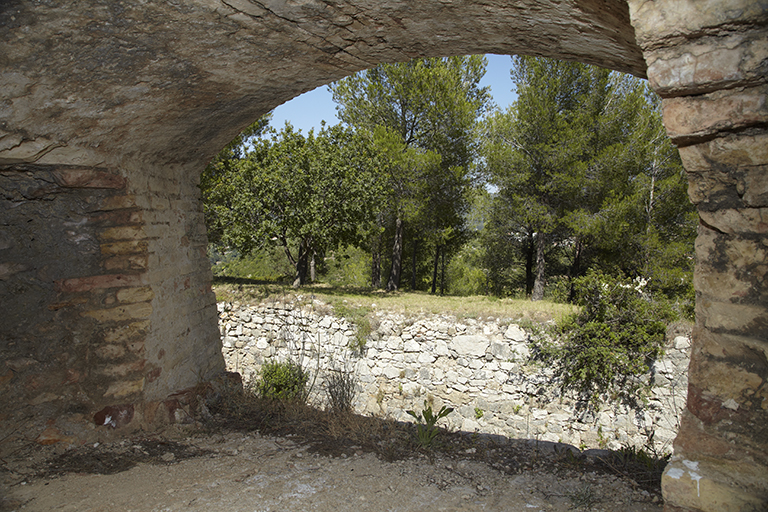 Détail intérieur d'une embrasure élargie; à l'arrière-plan, la contrescarpe du fossé.