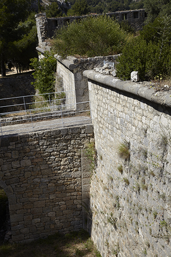 Détail du revêtement du front d'entrée, de la porte du fort et de son pont d'accès, vus du sud