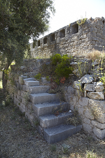 Revers du revêtement de la branche droite du front de tête; escalier montant au parapet crénelé.