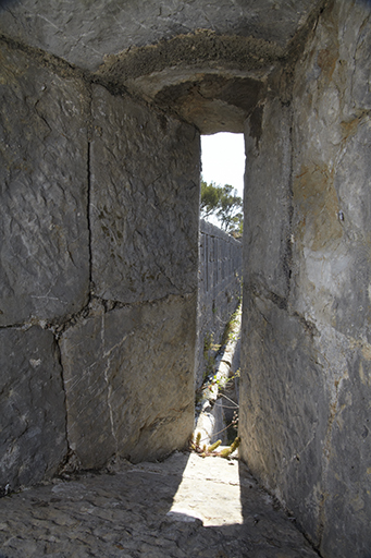 Détail intérieur de l'ébrasement et de la fente d'un créneau de fusillade du parapet du front de tête.