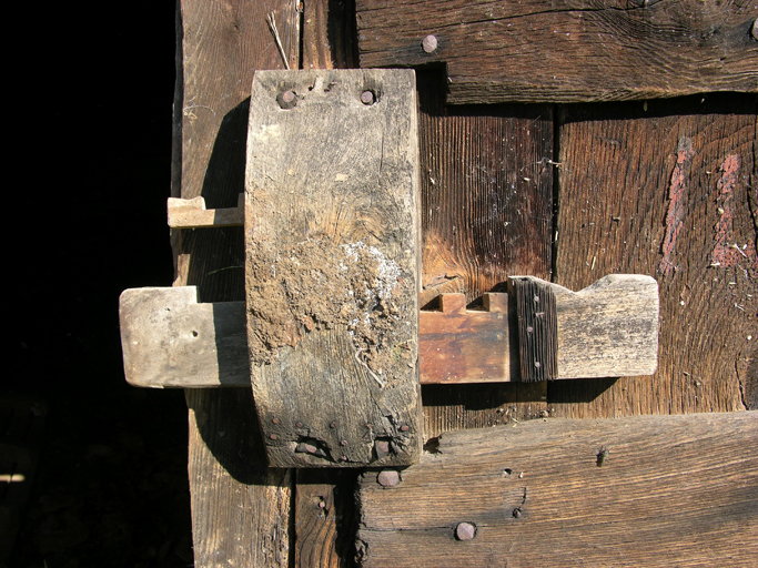 Vue générale de face. En haut du boîtier à gauche, extrémité de la clef engagée dans son logement.