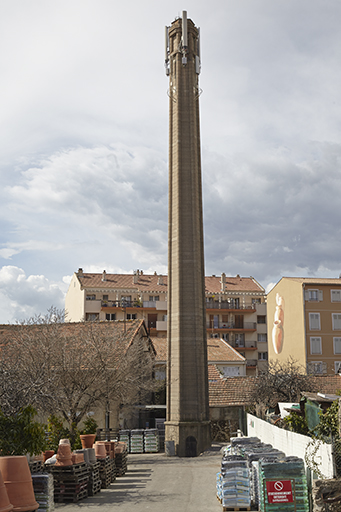 La cheminée.