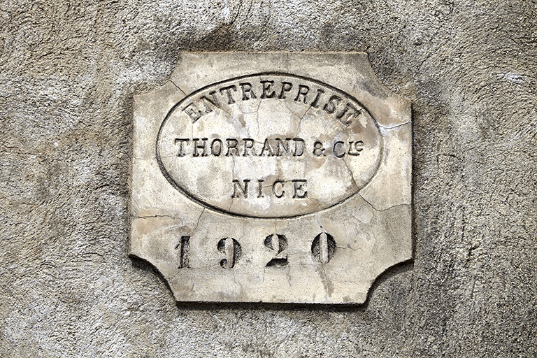 Détail de la plaque de la cheminée.